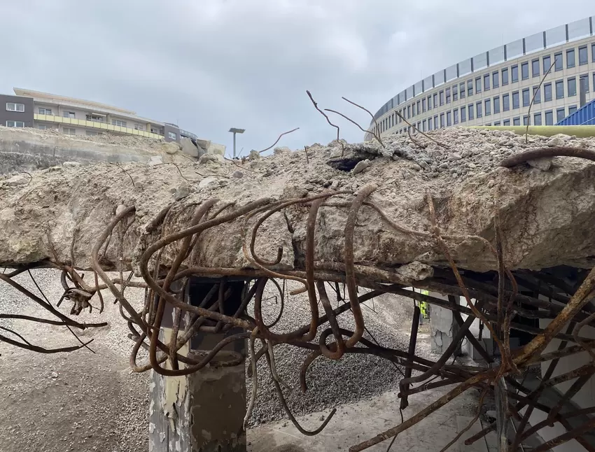Die Bunkerdecke war 2,30 Meter dick. Der Stahl wird recycelt.