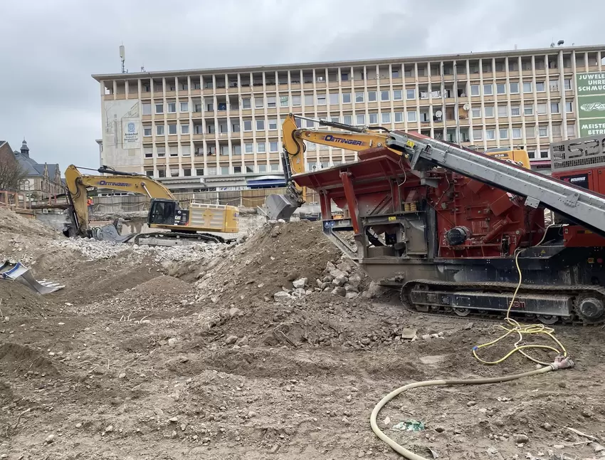 Der Abrisstrupp besteht aus rund zehn Mann.