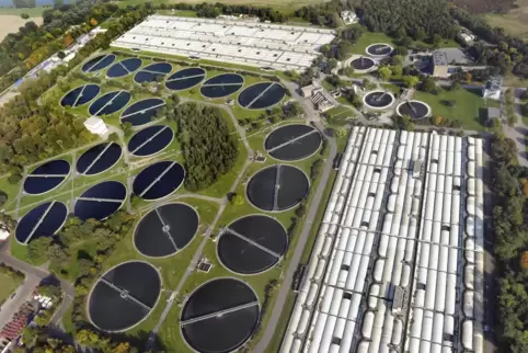 Eine der größten Kläranlagen in Europa liegt nördlich der A 6 und gehört zum BASF-Werk, hier werden die Abwässer aus Ludwigshafe