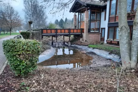 Der Wasserstand im Teich am Haus des Gastes sorgte bei Spaziergängern für Verwunderung. Jetzt ist die Ursache geklärt.