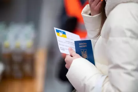 Auch Flüchtlinge aus der Ukraine bekommen bei der Tafel Lebensmittel und Hygieneartikel. 