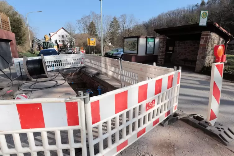 Mitten in der Fahrbahn werden Wasserleitungen auf der L520 verlegt.