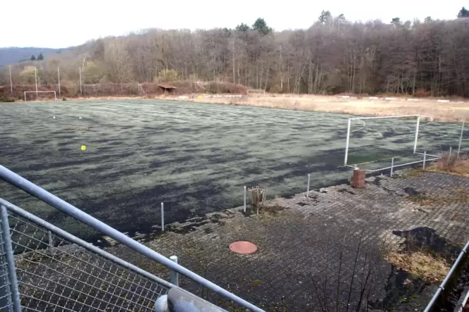 Der verwaiste Fußballplatz. Der verwaiste Fußballplatz.