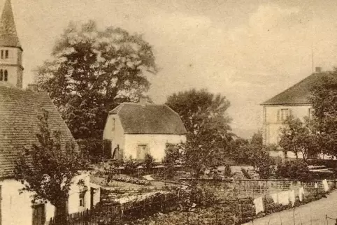 Spesbach zwischen Kirchturm und Pfarrhaus im Jahr 1918. 