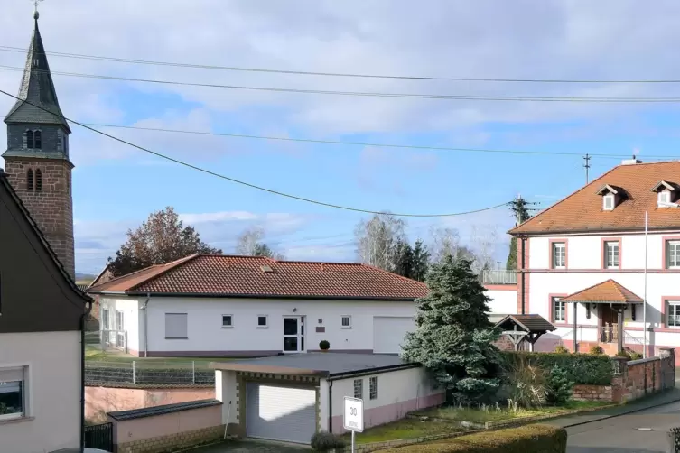 2022: Turm und Pfarrhaus rahmen ein v&ouml;llig anderes Bild ein. 