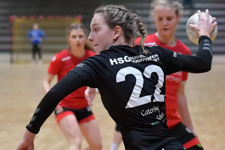 Haben frei: Marlene Oetzel (am Ball) von Dudenhofen Schifferstadt und Neuhofen/Waldsee.