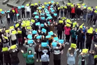 Flashmob zum Abschluss: Die Schüler schwenkten bei einer Tanz-Darbietung Plakate in den Farben der ukrainischen Nationalflagge.