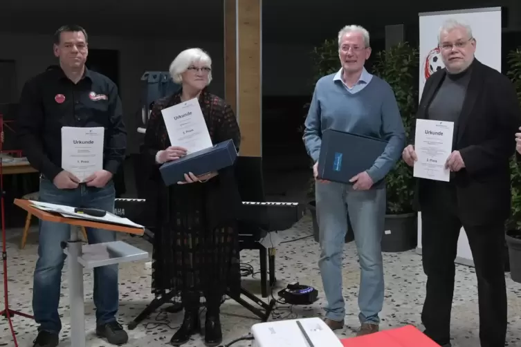 Die Preistr&auml;ger: (von links) Andreas Ruhnke (FVB), Sigrid B&auml;r (Wunderbar), Hans Lebk&uuml;cher und Bernd Lupberger (Verein f&uuml;r Geschi
