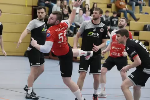 Der Rodalber Timm Hubele wirft eines seiner sechs Tore. Thomas Keilhauer, Nils Bechtel, Maximilian Hubele und Nicolas Rösler (vo