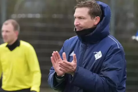 Die dicke Jacke wird FKP II-Trainer Martin Gries am Sonntag auf der Husterhöhe nach dem jüngsten Temperaturabfall sicher wieder 