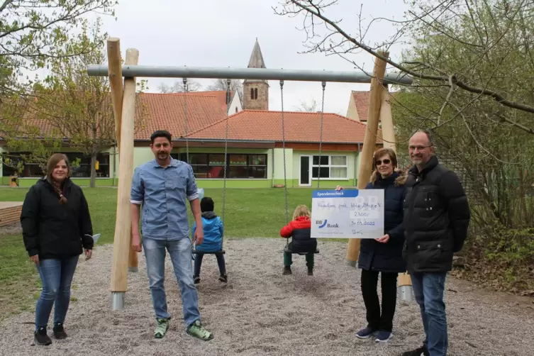 Gro&szlig;e Freude &uuml;ber die finanzielle Unterst&uuml;tzung (von links): Mitarbeiterin Ann-Kathrin Schmidt, Volker Mansky, Beate Olschinka u