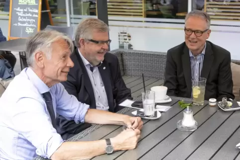 Oberbürgermeister Klaus Weichel mit Dieter Rombach und Gerhard Steinebach.