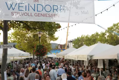 Im Weindorf geht es zuweilen eng zu – wie allerdings an vielen Stellen auf dem Wurstmarkt. 