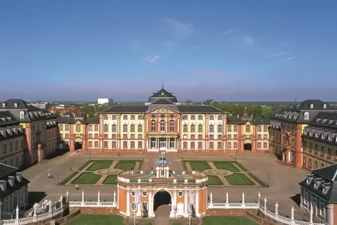 Die wieder aufgebaute fürstbischöfliche Residenz in Bruchsal. 