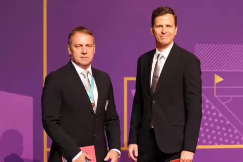 Bundestrainer Hansi Flick und Oliver Bierhoff, Geschäftsführer Nationalmannschaften, bei der Auslosung.