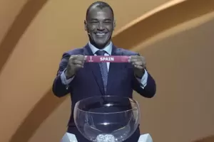 Cafu hält das Los des Teilnehmers Spanien in der Hand. Cafu hält das Los des Teilnehmers Spanien in der Hand.