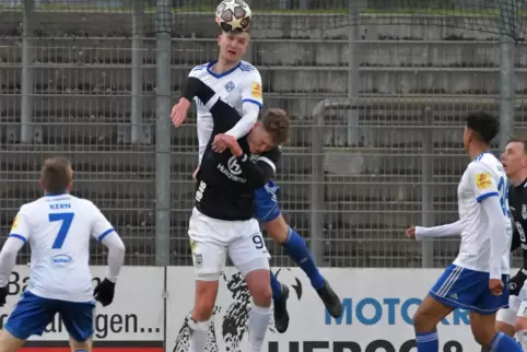 FKP-Innenverteidiger Yannick Grieß gewann auch dieses Kopfballduell mit Ulms Mittelstürmer Phil Harres. Julian Kern, Leon Ampadu