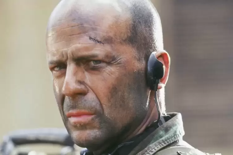 Actionheld Bruce Willis spielte im Film „Tränen der Sonne“ die Rolle von Lieutenant A.K. Waters. Sein Durchbruch als Schauspiel