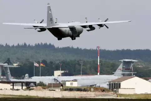 Eine Transportmaschine der US-Luftwaffe überfliegt den US-Flughafen Ramstein. 