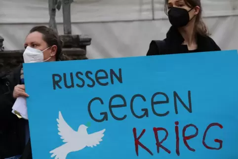 So geht’s auch: Mit der Friedenstaube gegen den Überfall auf die Ukraine demonstrieren in Göttingen diese russischstämmigen Frau