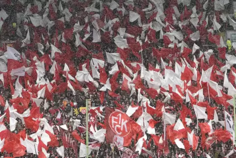 Fußball-Feiertag am „Betze“: Die FCK-Fans freuen sich, dass die Stadien wieder voll sein dürfen. 