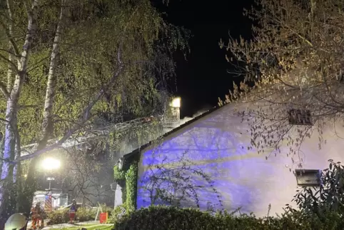 In einem Wohnhaus in Wachenheim (Kreis Bad Dürkheim) ist in der Nacht auf Sonntag Feuer ausgebrochen.