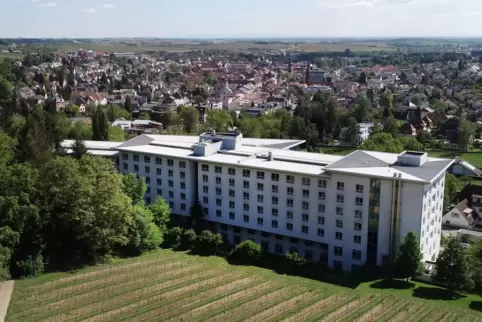 Die Klinik hat 240 Betten und 260 Mitarbeiter. 