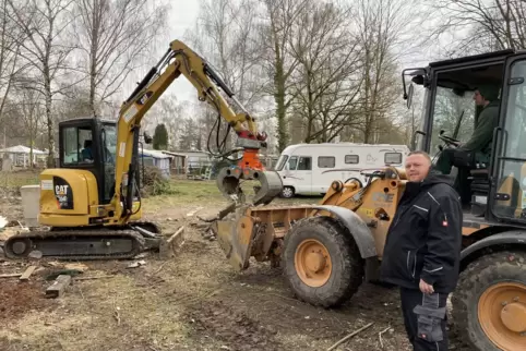 Mit Bagger und Radlader: Patrick Just und zwei Mitarbeiter bei der Entsorgung alten Baumaterials.