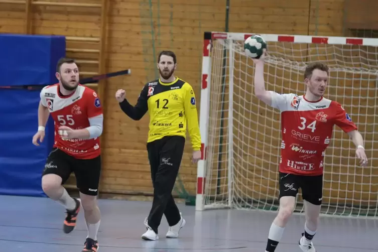 Nach einem abgefangenen Angriff des Gegners ballt TSR-Torhüter Pascal Glöckner die Faust. Links Timm Hubele, rechts Jonas Gol. l