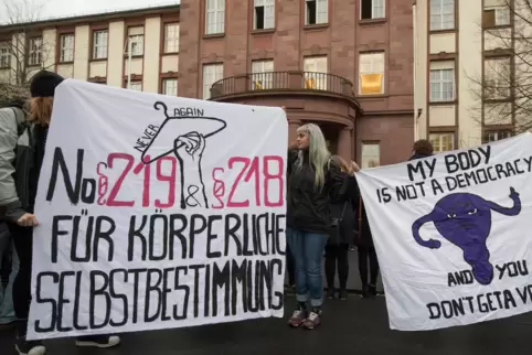 Plakat einer Demonstrantin vor dem Gießener Amtsgericht, als das Urteil gegen die Ärztin Kristina Hänel fällt. Sie hatte laut Ge