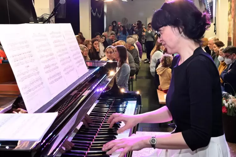 Klavierlehrerin Zhana Minasyan eröffnete den Nachmittag mit einem Stück von Bach.