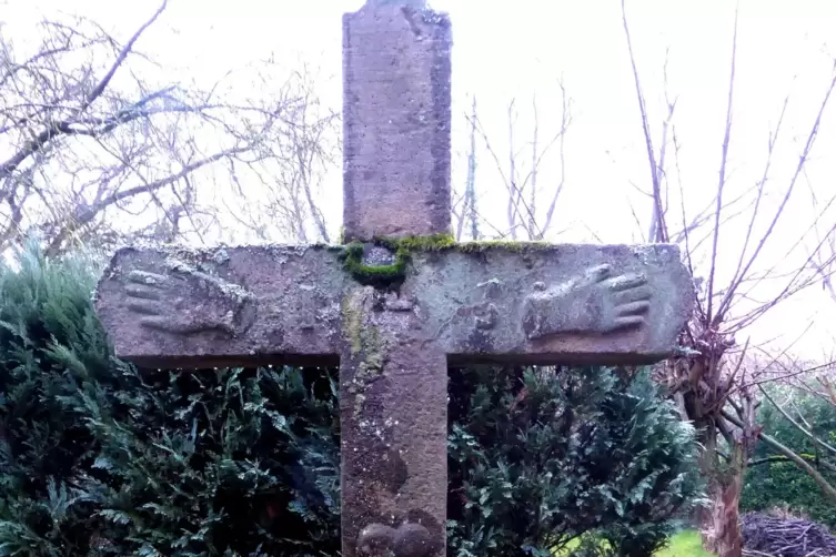 Das heute noch erhaltene Grabkreuz von Andreas Bischoff. 