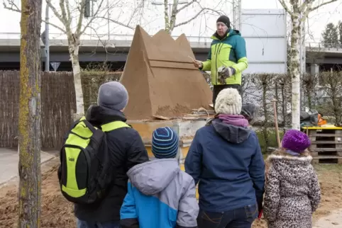 Erstes offenes Wochenende auf der Gartenschau: Familie Kümmerlin schaut Jeroen van de Vlag bei seiner Arbeit an der Sandskulptur
