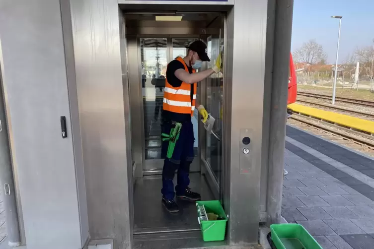 Der Auszubildende der DB Services Robin Dudas reinigt einen Aufzug am Bahnhof in Gr&uuml;nstadt. 