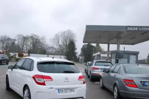 Lange Schlagen vor den Zapfsäulen. 