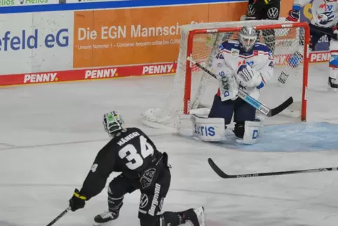 Adler-Torwart Dennis Endras unter Beschuss. 