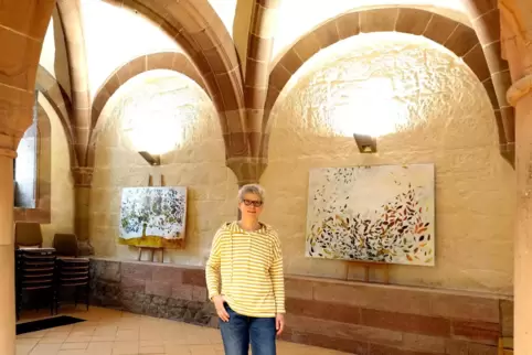 Elsa Vogt-Ramachers mit ihren Arbeiten „Der Allesbaum“ (links) und „Yin & Yang“. Die Ausstellung wird vom Otterberg Kulturverein