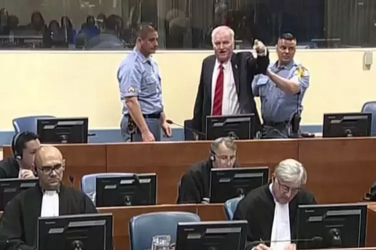 2017 wurde der serbische Ex-General Mladic (hinten, Mitte) in Den Haag verurteilt. Viele Menschen auf der ganzen Welt wünschen, 
