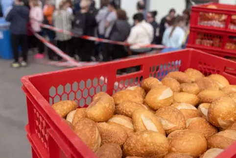 Anstehen bei der Tafel: Realität auch für ukrainische Flüchtlinge. Anstehen bei der Tafel: Realität auch für ukrainische Flüchtlinge.