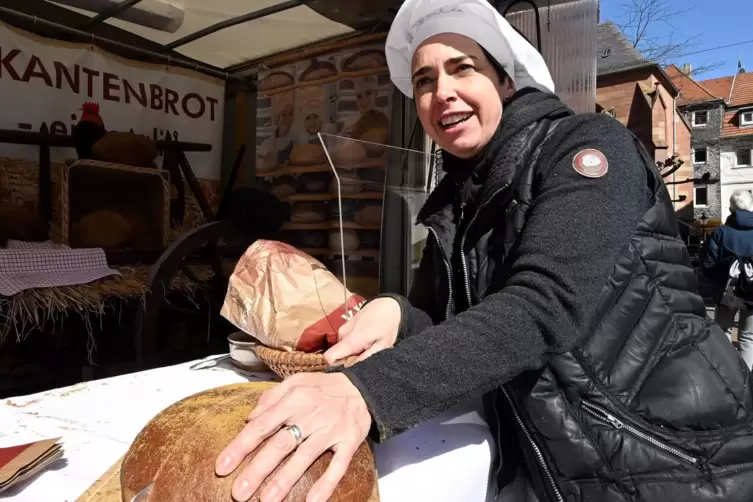 B&auml;ckerstochter Petra Kunz aus Reichenbach schneidet ein &bdquo;Musikantenbrot&ldquo;.