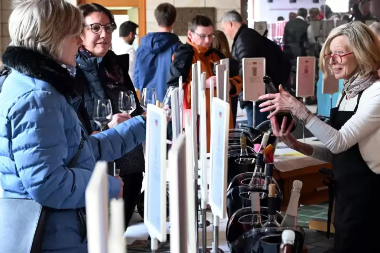Barbara Fr&ouml;hlich-Zeller sorgt f&uuml;r &bdquo;rosa Leuchten im Glas&ldquo;.