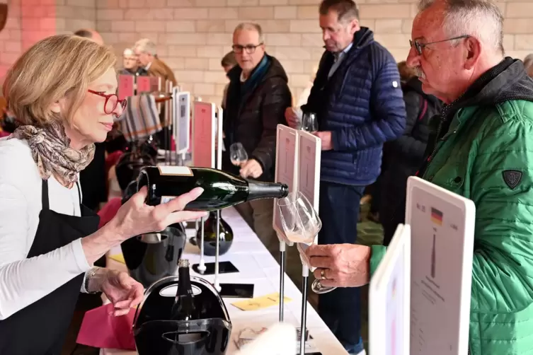 Gleich leuchtet es rosa im Glas: Barbara Fr&ouml;hlich-Zeller (links) beim Ausschank.