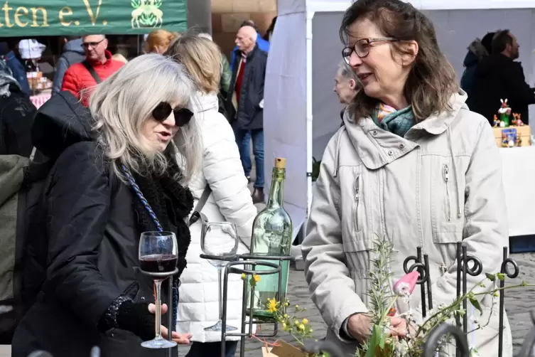 Die beiden Frauen haben das Angebot des Neustadters Gerd Hiegle auf dem Marktplatz im Blick.