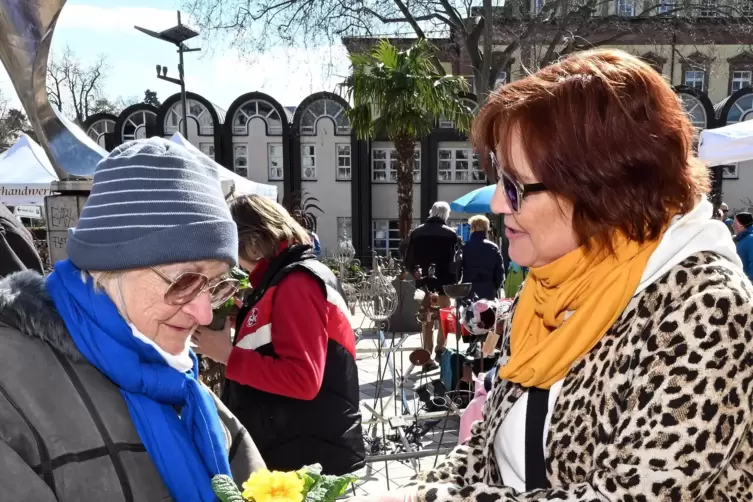 Auch diese Dame freut sich &uuml;ber die Primeln von der Stadt.