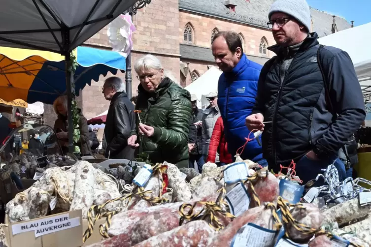 Die Wahl beim Wurstwarenstand aus Landau f&auml;llt nicht leicht.