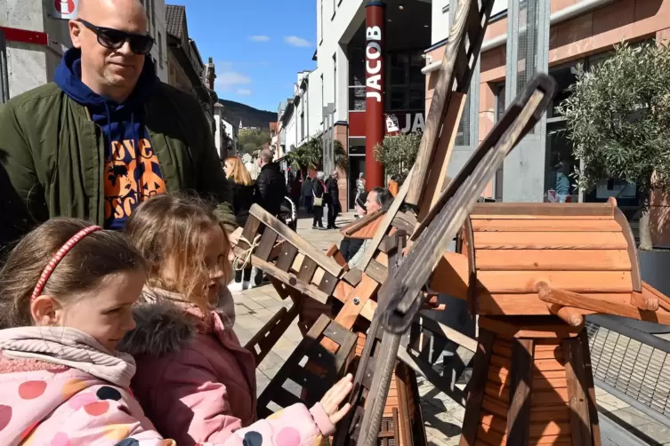 Familie Hering aus Dannstadt-Schauernheim &uuml;berlegt, welche von Werner Leutschafts gebaute Windm&uuml;hle es f&uuml;r den Gartenteich sein 