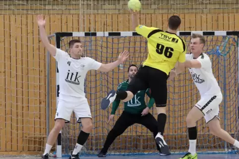 Der Kandeler Christoph Kunz scheitert mit dieser Chance an SG-Keeper Timo Bauchhenß. 