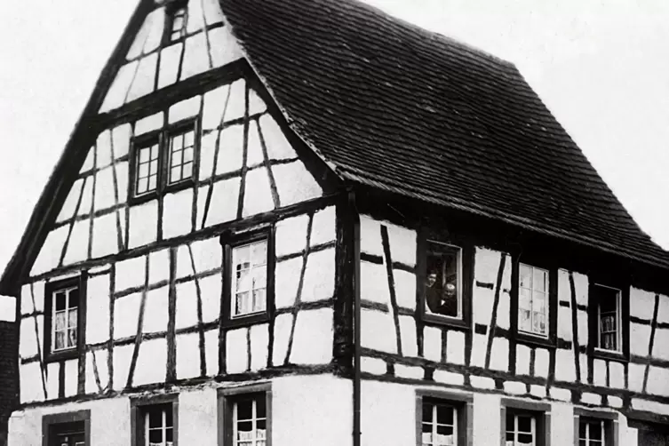 Wo fr&uuml;her dieses Haus von Karl Seibel stand, ist heute das Postgeb&auml;ude. 