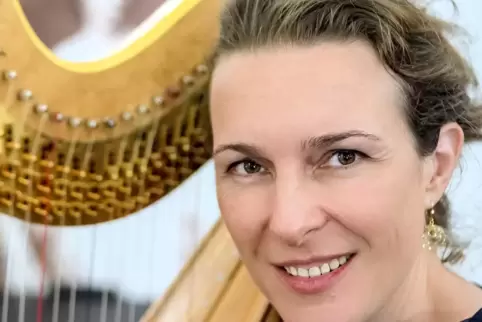 Marie-Pierre Langlamet, Soloharfenistin der Berliner Philharmoniker, kommt in der Karwoche zum mehrfach verschobenen Jubiläumsko