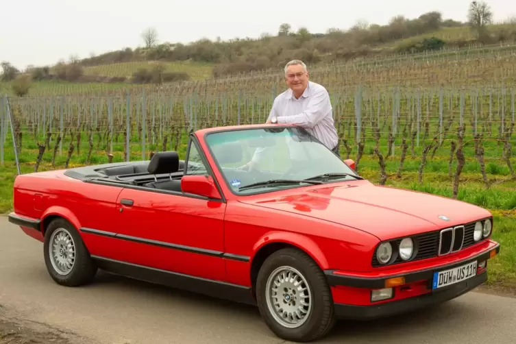 Schöne Kulisse, stolzer Besitzer: Uwe Schulz mit seinem BMW-Cabrio in den Weinbergen. „Zeit meines Lebens spielen Fahrzeuge für 